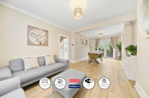 3 Bedroom House Short Term Rental & Flexible Renting Hornchurch With Free Wi-Fi, Free parking & Garden Sleeps 6!